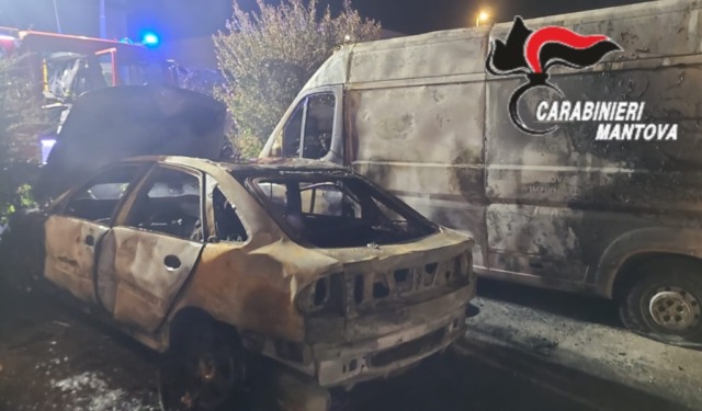 Incendio nella notte a Motteggiana: auto distrutta dalle fiamme, coinvolto anche un furgone