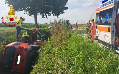 Mezzo fuori strada sulla provinciale, conducente estratto dalle lamiere dai Vigili del Fuoco