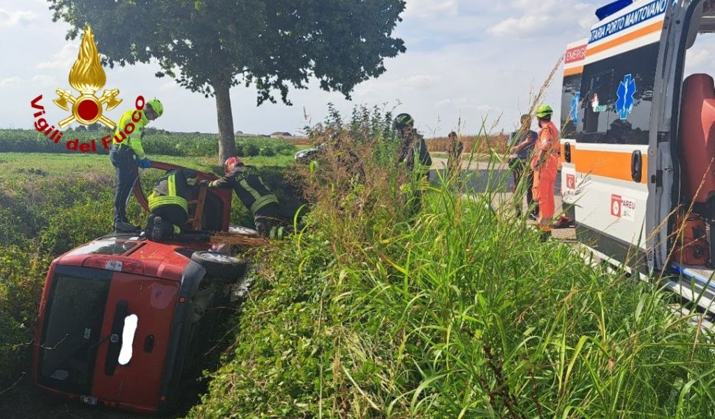 Mezzo fuori strada sulla provinciale, conducente estratto dalle lamiere dai Vigili del Fuoco