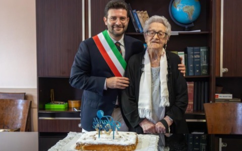 Mantova, Iolanda Carreri compie 102 anni: grande festa a Casa Pace
