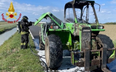 Fiamme in via Palazzina: mezzo agricolo distrutto da un incendio a Sustinente