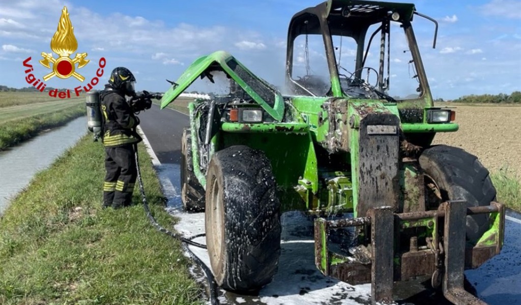 Fiamme in via Palazzina: mezzo agricolo distrutto da un incendio a Sustinente