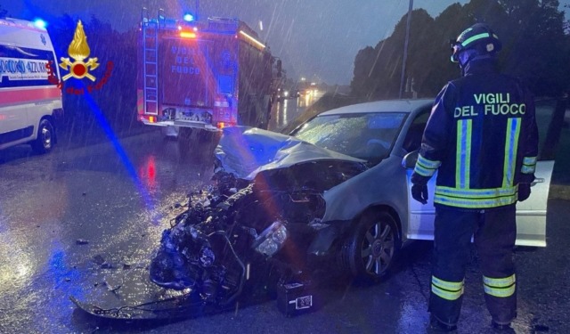Violento scontro frontale a Castelbelforte: auto finisce nel fosso, due feriti all’ospedale