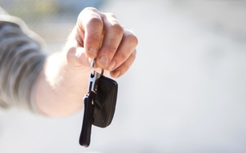 Vende online la BMW, ma il pagamento del bonifico viene annullato: denunciata 23enne