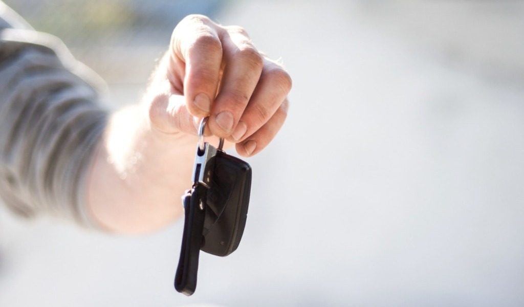Vende online la BMW, ma il pagamento del bonifico viene annullato: denunciata 23enne