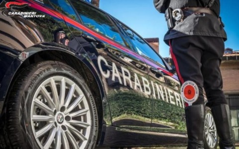 Movimenti sospetti nella notte: i Carabinieri scovano hashish sotto una tegola