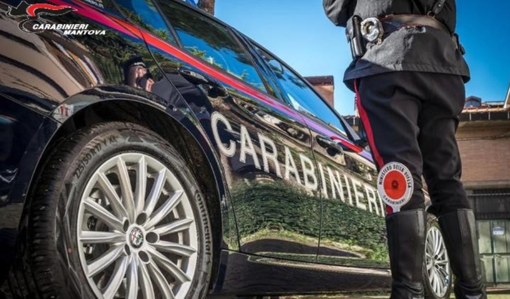 Movimenti sospetti nella notte: i Carabinieri scovano hashish sotto una tegola