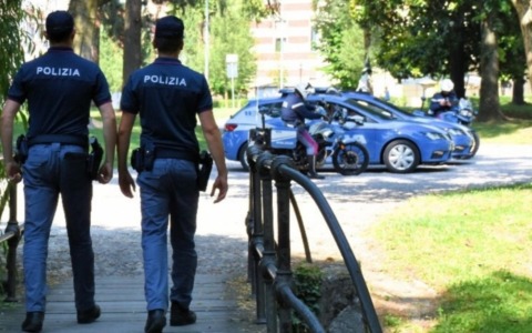 Ruba scarpe e vestiti, poi aggredisce gli agenti: 64enne arrestata a Mantova