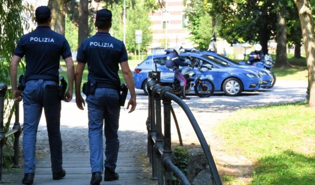 Ruba scarpe e vestiti, poi aggredisce gli agenti: 64enne arrestata a Mantova