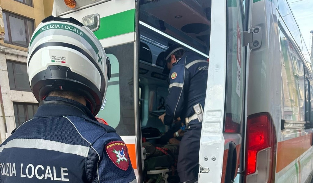 Ausiliario del traffico picchiato in centro a Mantova, 42enne incastrato dalle immagini di videosorveglianza