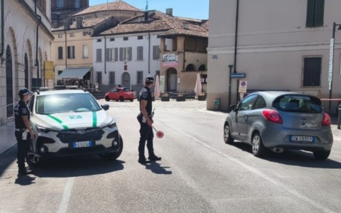 Mantova, stretta della Polizia Locale sulla sicurezza stradale: 80 multe per chi usa il cellulare alla guida