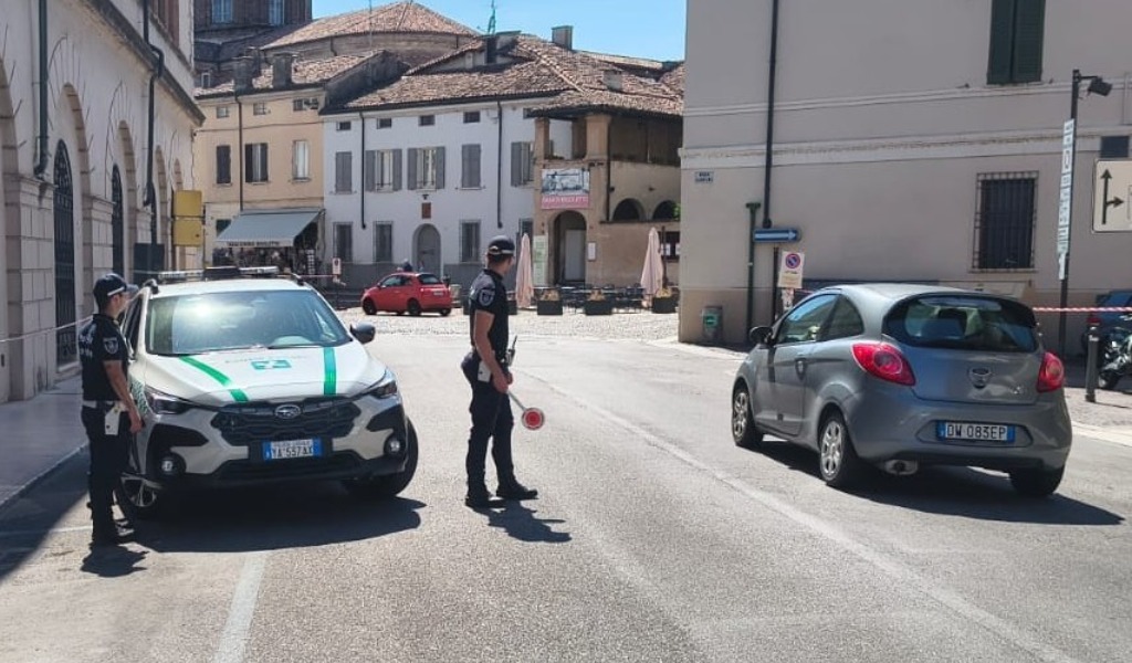 Mantova, stretta della Polizia Locale sulla sicurezza stradale: 80 multe per chi usa il cellulare alla guida