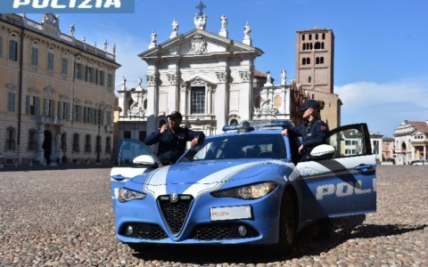 Tensione in piazza Cavallotti: aggredisce i poliziotti e distrugge una vetrata in Questura, arrestato