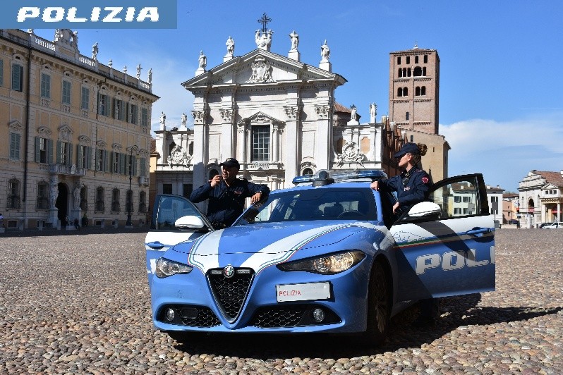 Tensione in piazza Cavallotti: aggredisce i poliziotti e distrugge una vetrata in Questura, arrestato