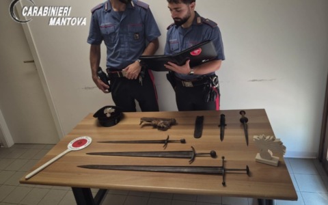 Armi da guerra e spade detenute illegalmente in casa: nei guai un 65enne a Curtatone