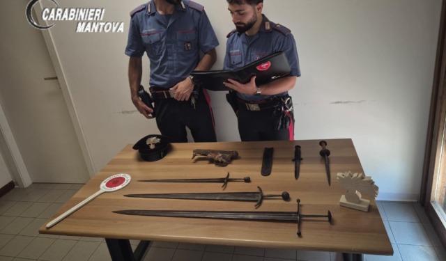 Armi da guerra e spade detenute illegalmente in casa: nei guai un 65enne a Curtatone