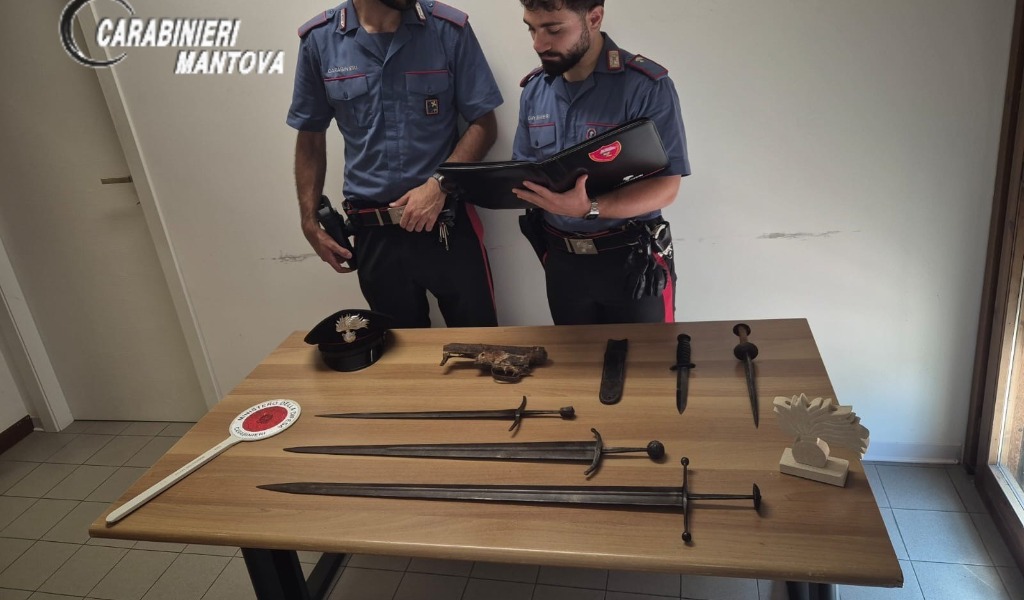 Armi da guerra e spade detenute illegalmente in casa: nei guai un 65enne a Curtatone