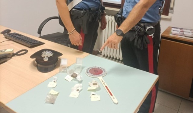Fermato dai carabinieri con hashish in auto: denunciato un 27enne di Roverbella