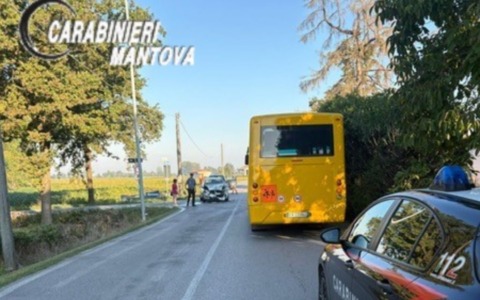 Sabbioneta, scontro tra una vettura e uno scuolabus in via Dossi