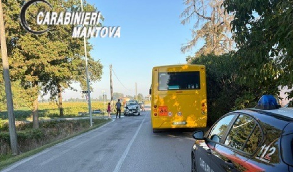 Sabbioneta, scontro tra una vettura e uno scuolabus in via Dossi