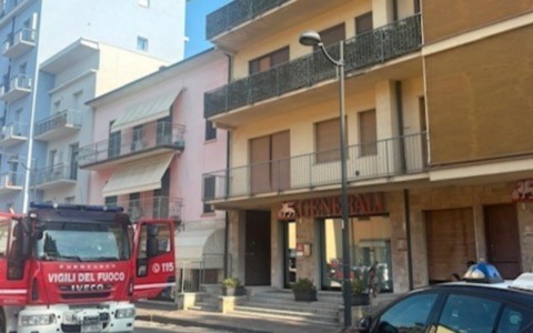 Pentola dimenticata sul fuoco scatena un incendio in un appartamento di Suzzara: 26enne in ospedale