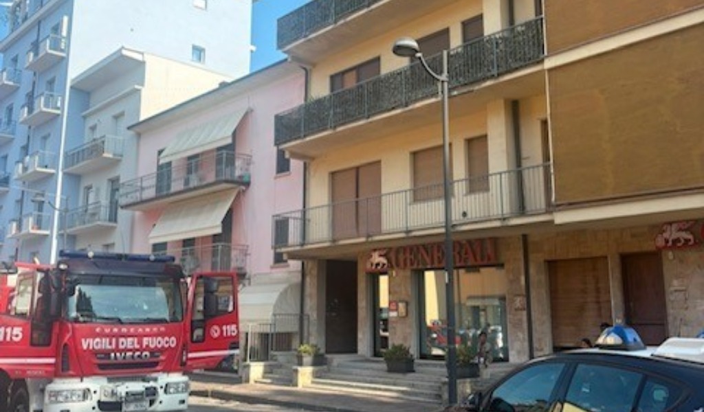 Pentola dimenticata sul fuoco scatena un incendio in un appartamento di Suzzara: 26enne in ospedale