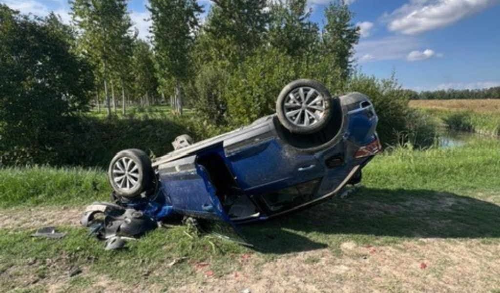 Incidente a Borgo Mantovano: auto esce di strada e si ribalta nei campi, ferito 33enne