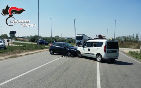 Incidente a Bozzolo: scontro a catena tra auto, furgone e camion in svolta