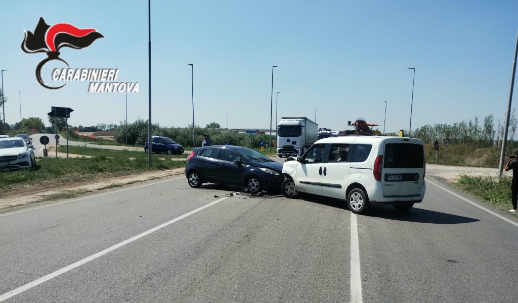 Incidente a Bozzolo: scontro a catena tra auto, furgone e camion in svolta