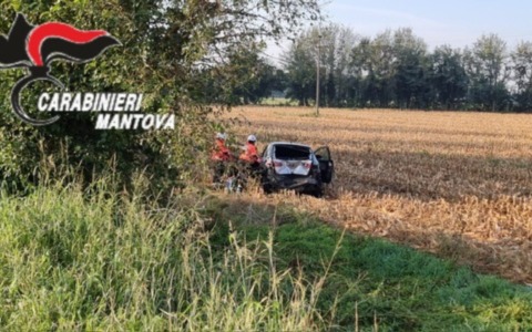 Tamponamento tra tre veicoli a Goito: auto finisce nei campi, ferita una 26enne