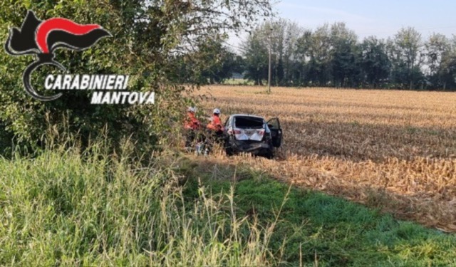 Tamponamento tra tre veicoli a Goito: auto finisce nei campi, ferita una 26enne