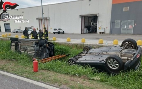 Scontro frontale a Viadana, entrambe le auto finiscono fuori strada: feriti un 19enne e una 58enne