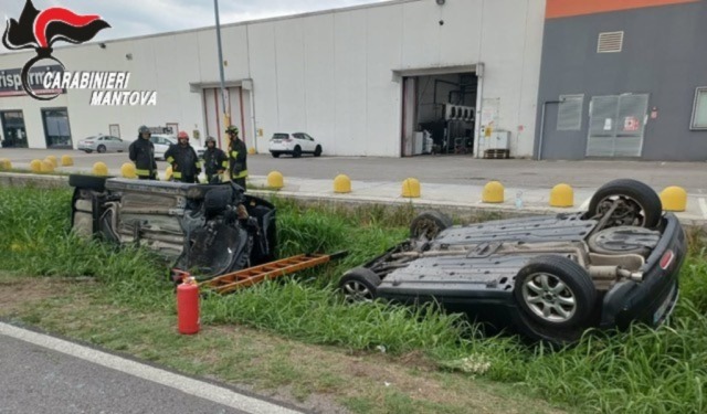 Scontro frontale a Viadana, entrambe le auto finiscono fuori strada: feriti un 19enne e una 58enne