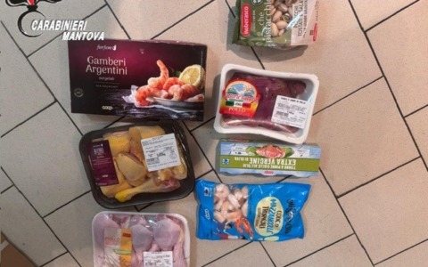 Militare fuori servizio sventa un taccheggio alla Coop e blocca il responsabile