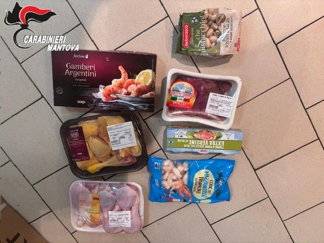 Militare fuori servizio sventa un taccheggio alla Coop e blocca il responsabile