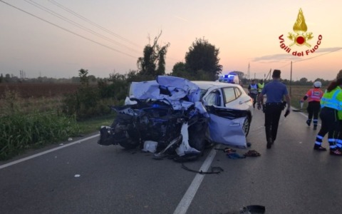 Tragico schianto frontale tra due vetture, morti due uomini di 48 e 57 anni