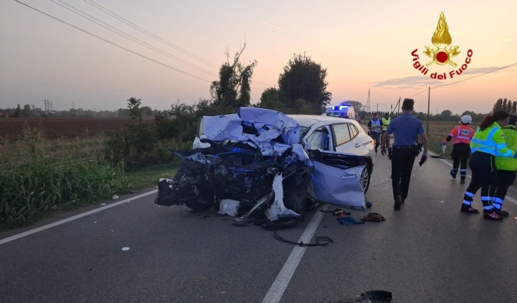 Tragico schianto frontale tra due vetture, morti due uomini di 48 e 57 anni