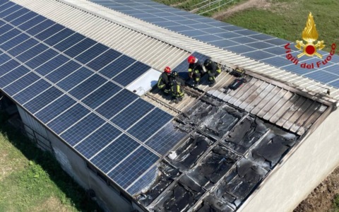 Fiamme sui pannelli fotovoltaici di una porcilaia a Roncoferraro, intervengono i Vigili del Fuoco