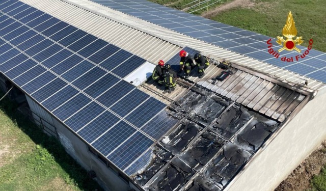 Fiamme sui pannelli fotovoltaici di una porcilaia a Roncoferraro, intervengono i Vigili del Fuoco