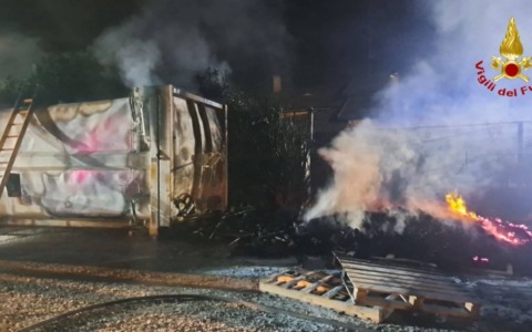 Incendio a Roverbella, fiamme tra due capannoni: Vigili del Fuoco al lavoro tutta la notte