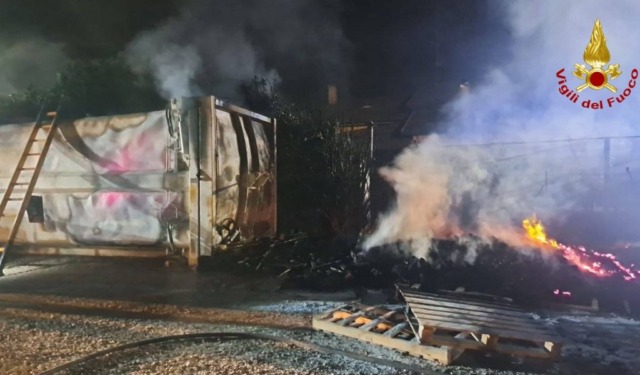 Incendio a Roverbella, fiamme tra due capannoni: Vigili del Fuoco al lavoro tutta la notte