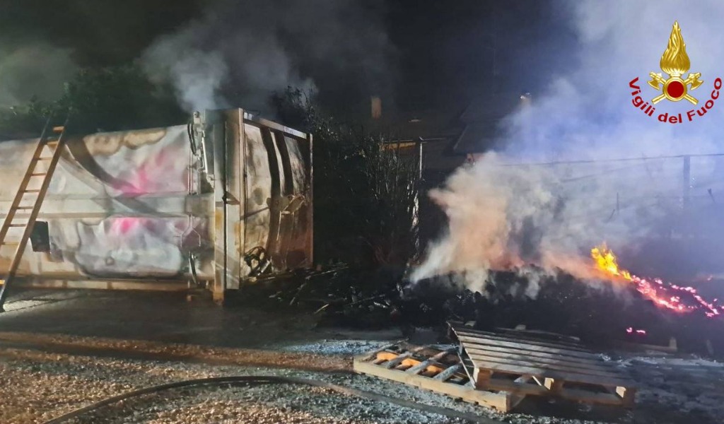 Incendio a Roverbella, fiamme tra due capannoni: Vigili del Fuoco al lavoro tutta la notte