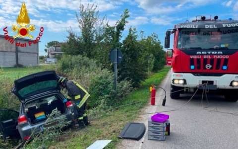 Auto esce di strada a Ghisiolo: 90enne incastrato tra le lamiere estratto dai Vigili del Fuoco