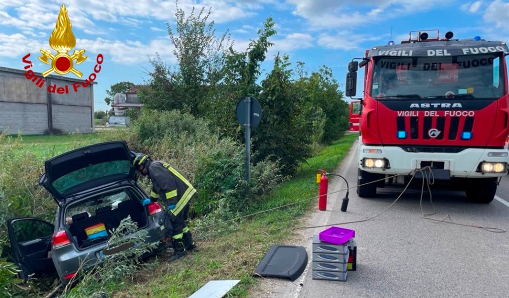 Auto esce di strada a Ghisiolo: 90enne incastrato tra le lamiere estratto dai Vigili del Fuoco