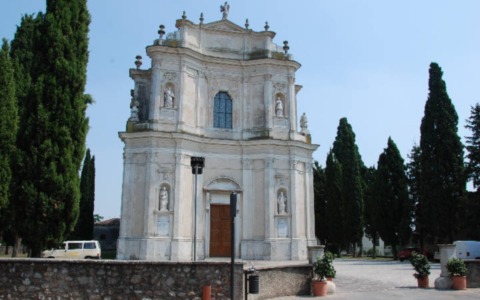 Ladri nella canonica della chiesa di San Michele a Monzambano: messi in fuga dal parroco