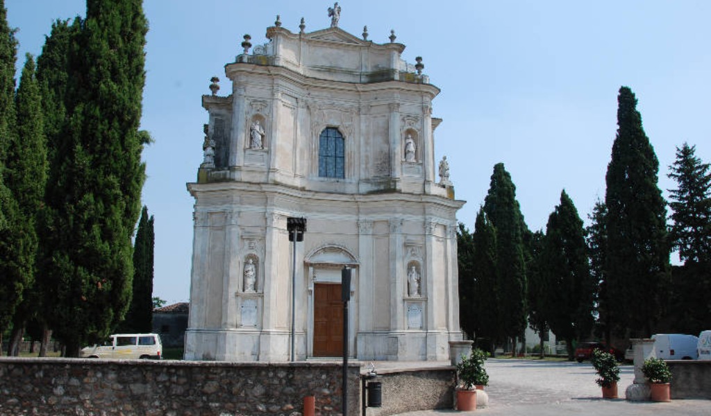 Ladri nella canonica della chiesa di San Michele a Monzambano: messi in fuga dal parroco