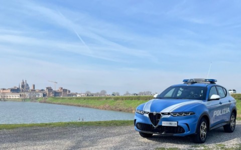 Fumogeno in strada e falso allarme creato con l’IA: tre giovani denunciati, due hanno 14 anni