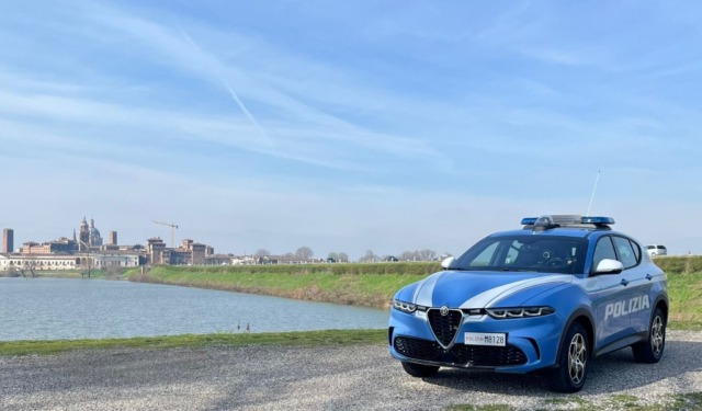 Fumogeno in strada e falso allarme creato con l’IA: tre giovani denunciati, due hanno 14 anni