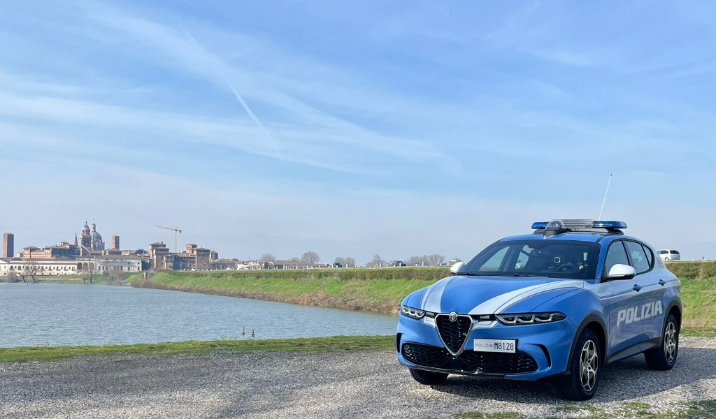 Fumogeno in strada e falso allarme creato con l’IA: tre giovani denunciati, due hanno 14 anni