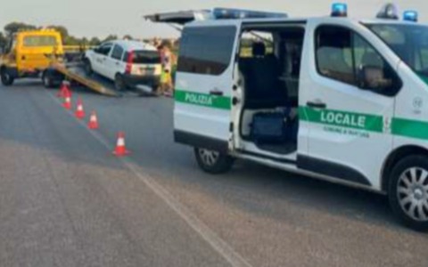 Mantova, provoca un incidente e si allontana: poi denuncia il furto dell’auto